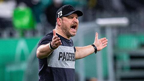 Paderborns Cheftrainer Steffen Baumgart gestikuliert an der Seitenlinie.