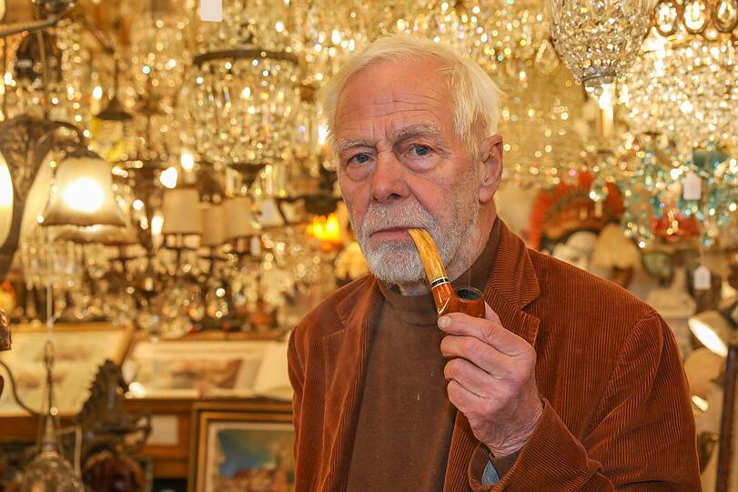 Mann mit Stil: Antiquitätenhändler und Lüster-Liebhaber Manfred Wamsgans ist in seinem Laden oft mit Pfeife zu sehen.