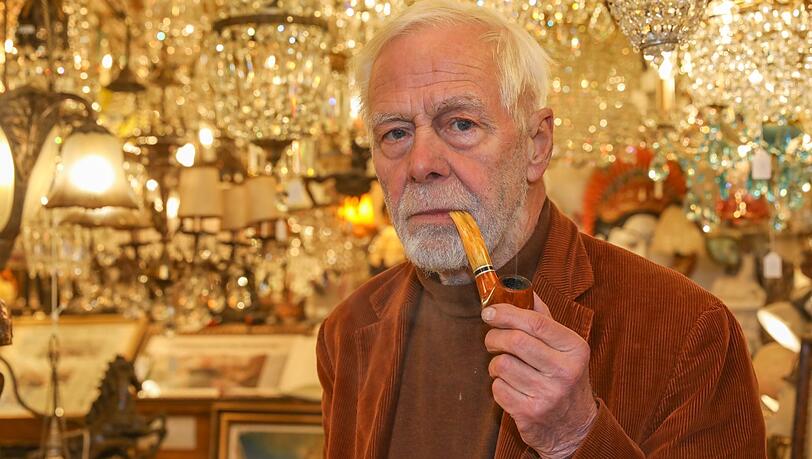 Mann mit Stil: Antiquitätenhändler und Lüster-Liebhaber Manfred Wamsgans ist in seinem Laden oft mit Pfeife zu sehen. Mann mit Stil: Antiquitätenhändler und Lüster-Liebhaber Manfred Wamsgans ist in seinem Laden oft mit Pfeife zu sehen.