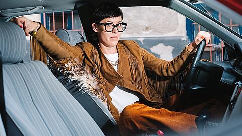 Ein neues, unterhaltsames Nachrichtenformat, das Fakten durch Humor zu mehr Reichweite verhilft, verspricht Eva Karl Faltermeier.