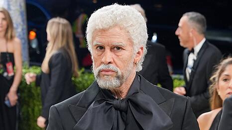 Da muss man zweimal hinsehen: Der 32-j&auml;hrige Bad Bunny besuchte die Met Gala als alter Mann.