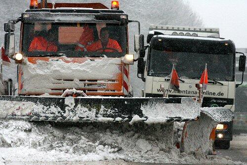 Räumdienste befreien die Autobahnen vom Schnee und Matsch.