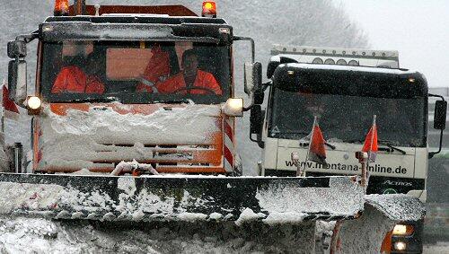 Räumdienste befreien die Autobahnen vom Schnee und Matsch. Räumdienste befreien die Autobahnen vom Schnee und Matsch.