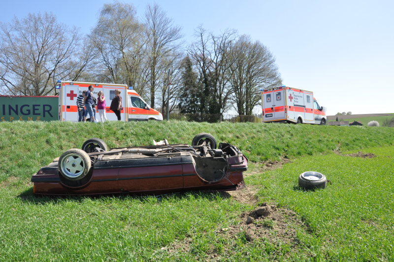 Ein Cabrio kommt von der Fahrbahn ab und überschlägt sich.