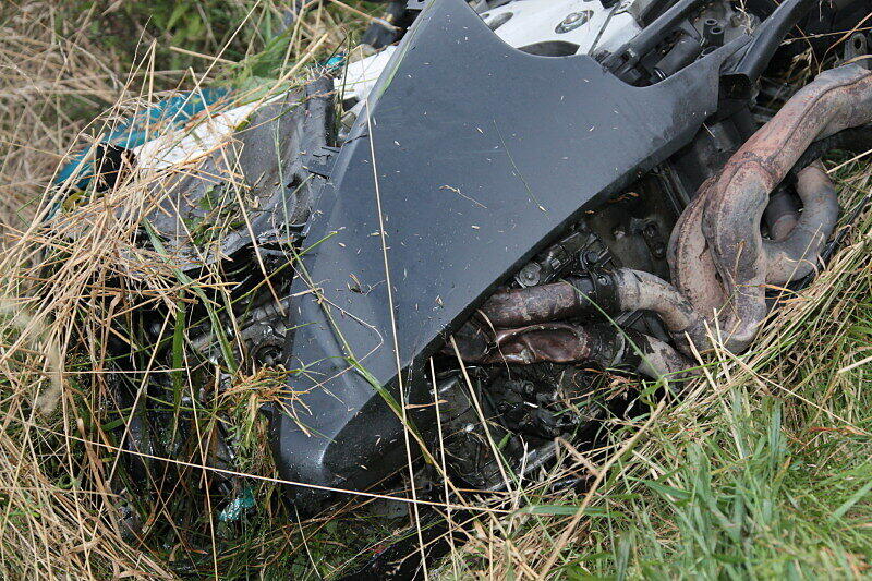 Bei dem Unfall wurde das Vorderrad des Motorrads einfach abgerissen: Bei Taufkirchen sind vier Menschen schwer verletzt worden. Die Bilder