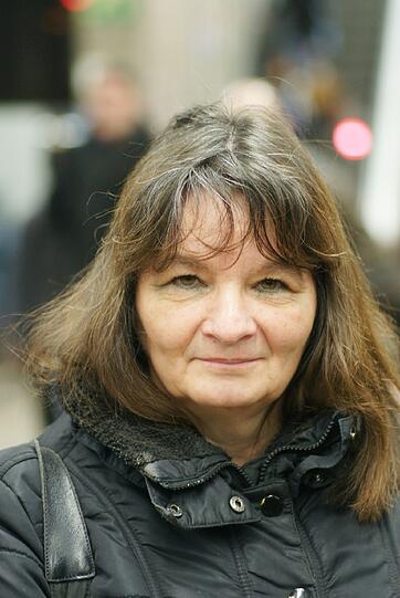 Sekretärin Elisabeth Hadzic (56)  bezieht Stellung zum Stromausfall in München: "Ich bleibe trotz Stromausfall ganz entspannt. Natürlich sehe ich um mich herum ganz viele genervte Leute. Klar, es ist ärgerlich, dass es zu massiven Verspätungen kommt. Doch das läßt sich jetzt nun mal nicht ändern. Insofern ist es sinnvoller, das Ganze mit Humor zu nehmen. Auch wenn es heftiges Gedränge und Geschiebe in der U-Bahn gibt - irgendwann kommen alle an ihr Ziel."
