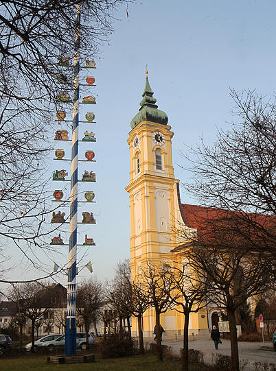 Maibaum inklusive: Die Pfarrkirche St. Michael am Pfanzeltplatz bildet das Zentrum von Altperlach.