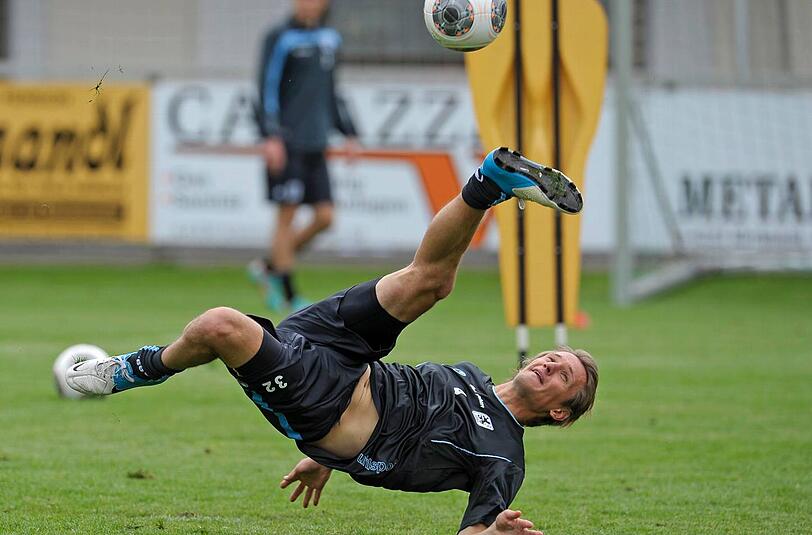 Akrobatisch: Kai Bülow probiert im Training einen Fallrückzieher. Privat ist er ein Mann der ruhigeren Töne bei den Löwen.