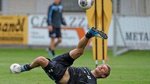 Akrobatisch: Kai Bülow probiert im Training einen Fallrückzieher. Privat ist er ein Mann der ruhigeren Töne bei den Löwen.