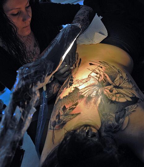 Die Tätowierer zeigen auf den Tattoo-Convention die neuesten Trends.