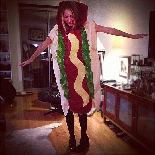 Model und DJane Harley Newton feierte als lecker Hot Dog. Zum Anbeißen.