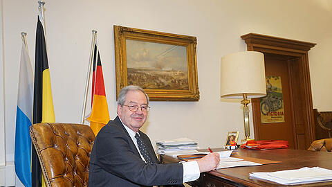 Ledersessel und Deutschlandfahne: Hans Podiuk in seinem Amtszimmer im Rathaus.
