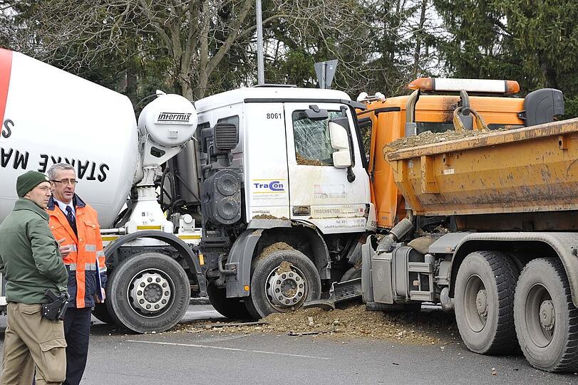 Zwei Lastwagen prallten in Pasing gegeneinander.