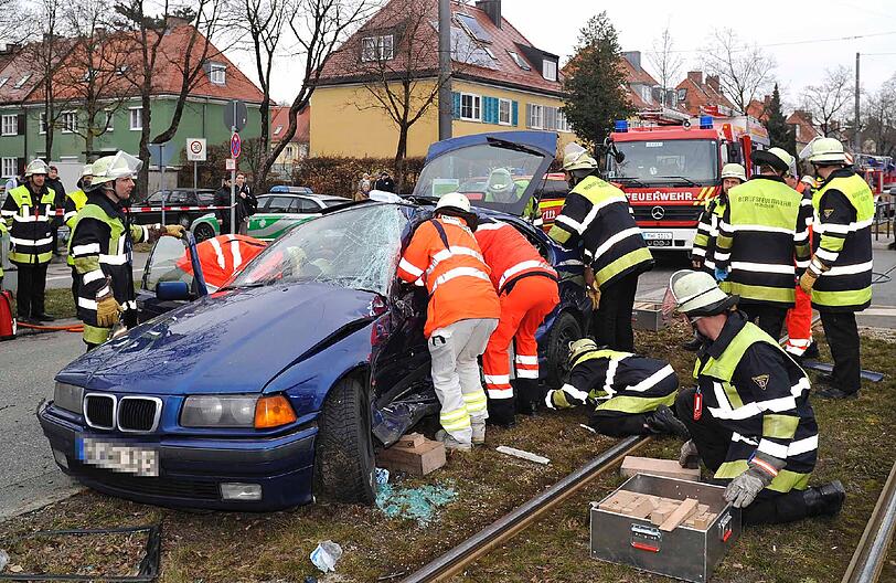 Der Fahrer des BMW wurde im Wagen eingeklemmt und musste von der Feuerwehr herausgeschnitten werden. Die Bilder vom Einsatz.