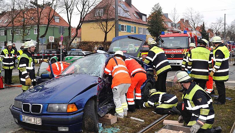 Der Fahrer des BMW wurde im Wagen eingeklemmt und musste von der Feuerwehr herausgeschnitten werden. Die Bilder vom Einsatz. Der Fahrer des BMW wurde im Wagen eingeklemmt und musste von der Feuerwehr herausgeschnitten werden. Die Bilder vom Einsatz.