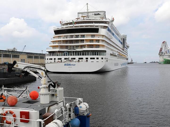 Die Kreuzfahrtreederei Aida Cruises hat ihren Neustart nach der Corona-Zwangspause kurzfristig verschoben.
