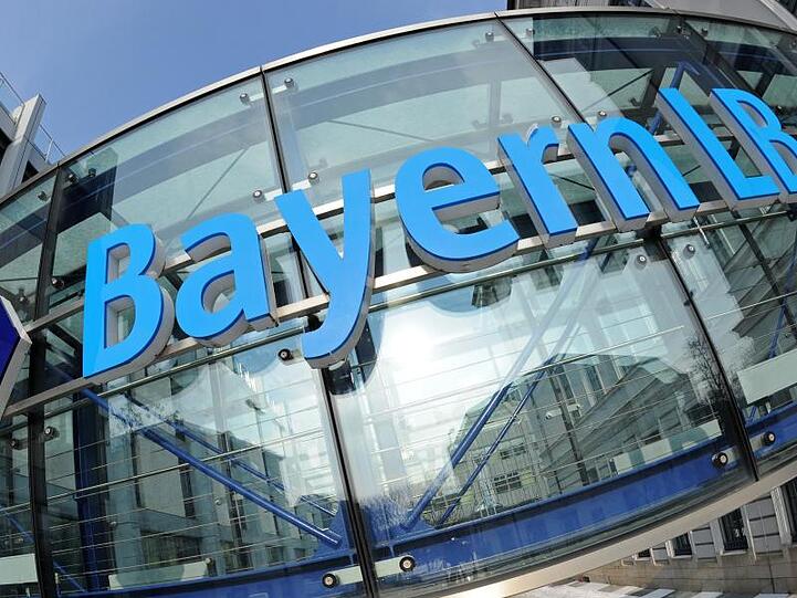Das Logo der Bayerischen Landesbank (BayernLB) ist an der Zentrale zu sehen. Foto: Andreas Gebert/Archiv