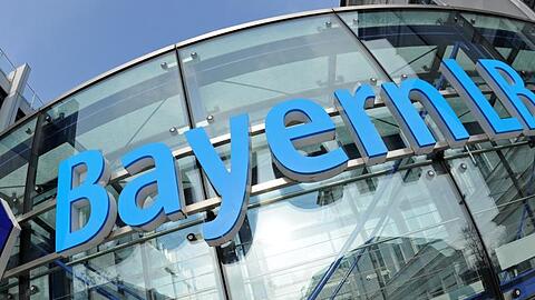 Das Logo der Bayerischen Landesbank (BayernLB) ist an der Zentrale zu sehen. Foto: Andreas Gebert/Archiv