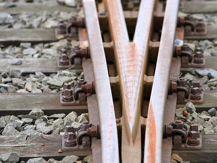 Eine Weiche an einem Gleis der Bahn. Foto: Boris Roessler/Archivbild