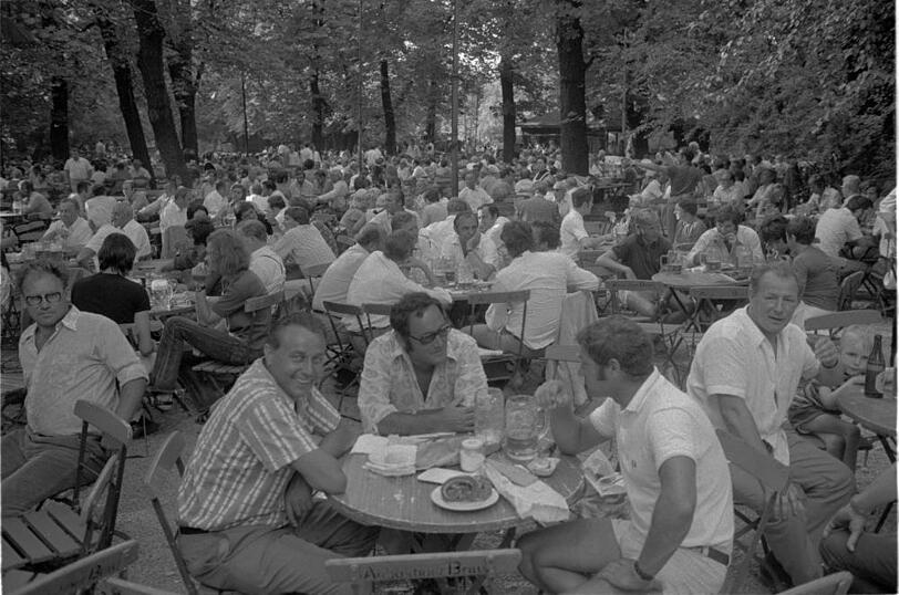 Auch eine Szene aus dem Augustinerkeller von 1962: Herrenüberschuss - oder Frauenmangel.