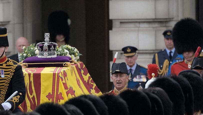 Der Sarg von Queen Elizabeth II. auf dem Weg nach Westminster Hall. Im Hintergrund König Charles III. und der neue Thronfolger Prinz William.