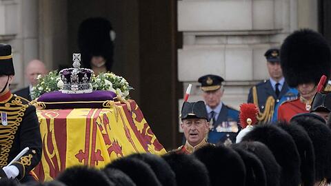 Der Sarg von Queen Elizabeth II. auf dem Weg nach Westminster Hall. Im Hintergrund König Charles III. und der neue Thronfolger Prinz William.