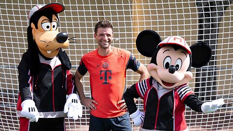 Thomas Müller in Orlando mit Goofy und Micky Maus.