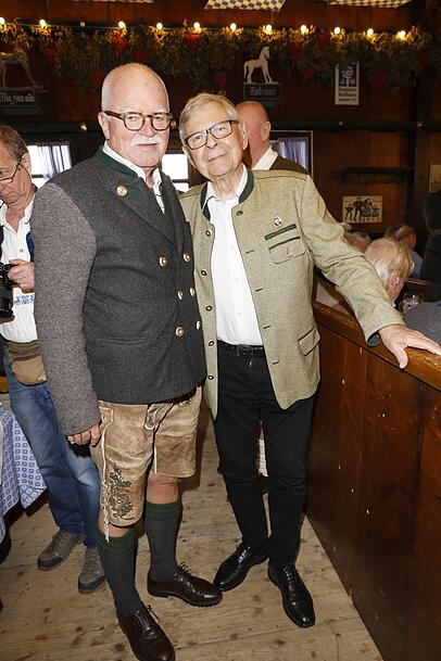 Ebenfalls seit Jahren unter den Gästen der exklusiven Herrenrunde am ersten Wiesn-Freitag: Jurist und Kolumnist Peter Gauweiler und der frühere Münchner Mercedes-Boss Karl Dersch.