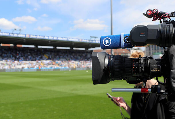 In der Dritten Liga gibt es im Gegensatz zu den Bundesliga keine Unterscheidung bei der Verteilung der TV-Gelder nach Platzierung. Die Prämien werden unter allen Teilnehmern (mit Ausnahme der zweiten Mannschaften) gleichermaßen verteilt.