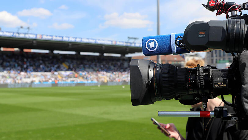In der Dritten Liga gibt es im Gegensatz zu den Bundesliga keine Unterscheidung bei der Verteilung der TV-Gelder nach Platzierung. Die Pr&auml;mien werden unter allen Teilnehmern (mit Ausnahme der zweiten Mannschaften) gleicherma&szlig;en verteilt.