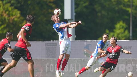 Kiels Phil Harres beim Kopfball. Sp&auml;ter traf der Angreifer f&uuml;r Holstein zum 1:1.