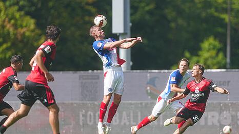 Kiels Phil Harres beim Kopfball. Sp&auml;ter traf der Angreifer f&uuml;r Holstein zum 1:1.