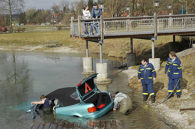 Bergkirchen: Auto im Badesee geparkt - Bilder - Abendzeitung München