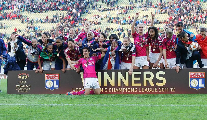 Sie haben's geschafft: Die Spielerinnen von Olympique Lyon haben sich den Pokal geholt - und im Münchner Olympiastadion gebührend gefeiert.
