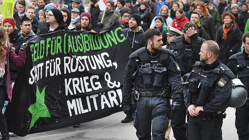 Bilder von der Siko-Gegendemo in München: Vom Stachus ging es über den Odeonsplatz zum Marienplatz. Laut Polizei haben rund 1.500 Personen teilgenommen.