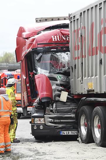 Mega-Stau auf der A9 Richtung Nürnberg - die Bilder vom Bergungseinsatz am Donnerstag.