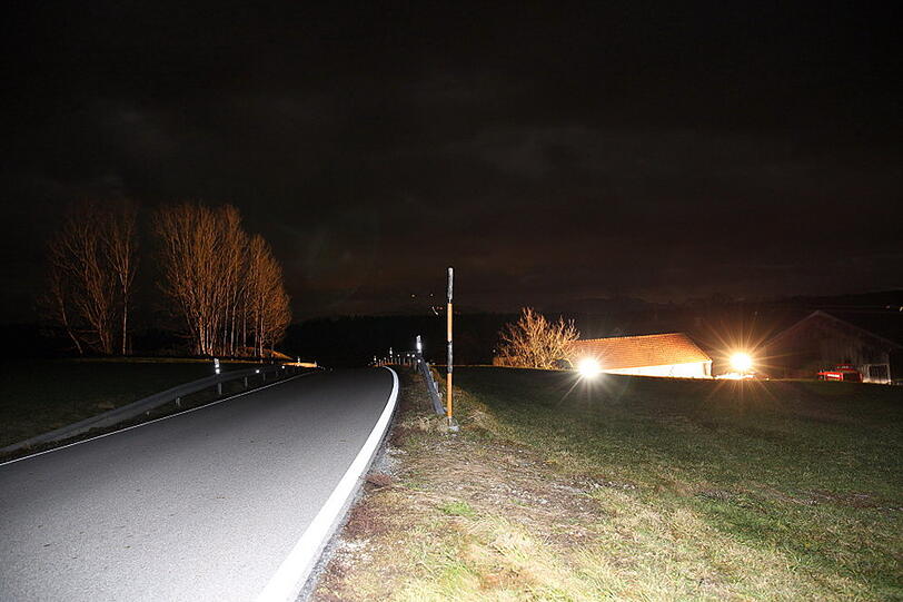 Die Fahranfängering krachte mit ihrem Auto gegen einen Holzstapel und starb. Die Bilder vom Unfallort.