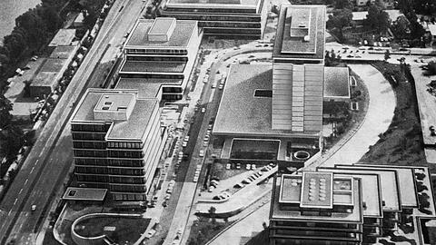 Zwischen Isar und dem Englischem Garten gelegen: Luftaufnahme des Tucherparks 1976, als Büropark nach amerikanischem Vorbild.