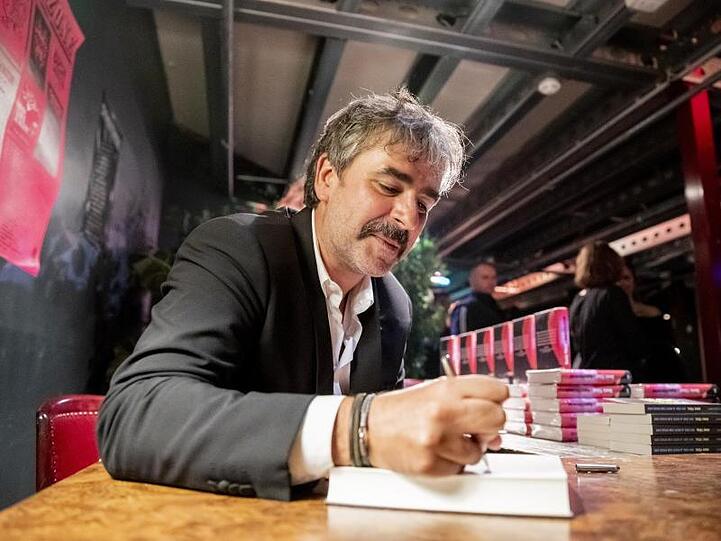 Deniz Yücel stellt sein Buch "Agentterrorist" in Berlin vor.