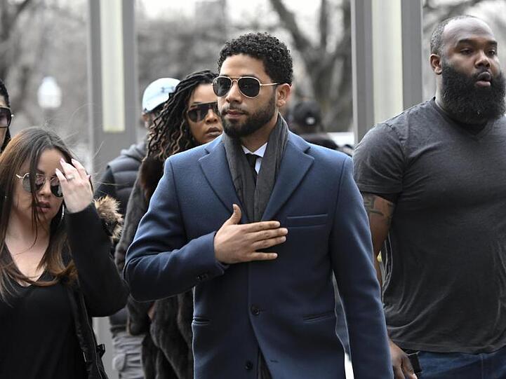 Jussie Smollett (M), der laut Polizei einen gegen ihn gerichteten rassistischen und homophoben Angriff erfand, muss sich deshalb vorerst nicht mehr vor Gericht verantworten.