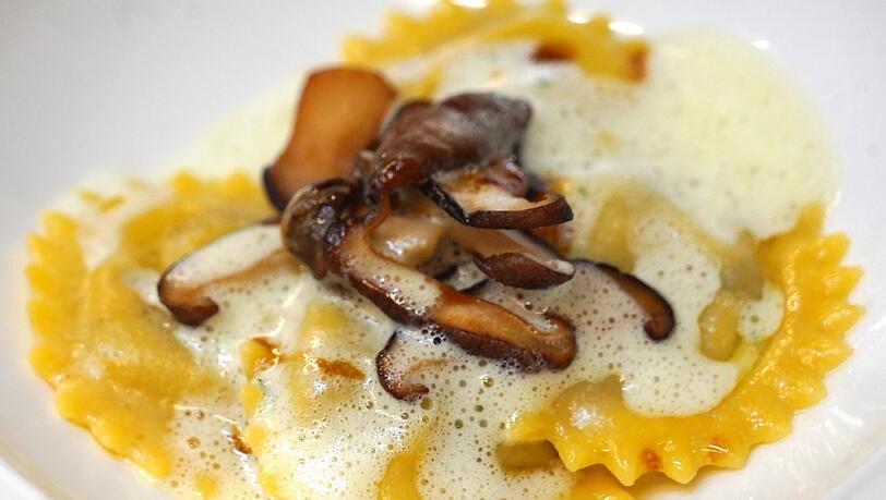 Dritter Gang: Hausgemachte Ravioli von Ricotta und Pilzen mitgetrüffelter Petersiliensauce Dritter Gang: Hausgemachte Ravioli von Ricotta und Pilzen mitgetrüffelter Petersiliensauce
