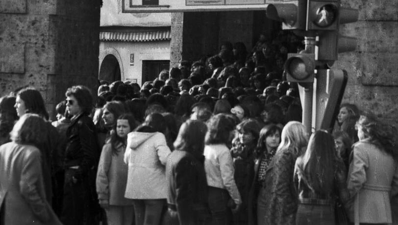 Schon beim Einlass zur "Bravo Superdisco" herrscht Gedränge. Der Saal ist überfüllt - am Ende kommt es zur Katastrophe. Schon beim Einlass zur "Bravo Superdisco" herrscht Gedränge. Der Saal ist überfüllt - am Ende kommt es zur Katastrophe.