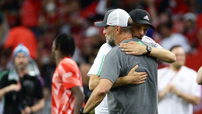 Bei der Asien-Tour vergangenen Sommer besiegte Thomas Tuchel (l.) Jürgen Klopp (r.) und den Liverpool FC spektakulär 4:3. Hat der Rücktritt von Tuchels langjährigem Weggefährten nun Einfluss auf den FC Bayern?