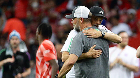 Bei der Asien-Tour vergangenen Sommer besiegte Thomas Tuchel (l.) Jürgen Klopp (r.) und den Liverpool FC spektakulär 4:3. Hat der Rücktritt von Tuchels langjährigem Weggefährten nun Einfluss auf den FC Bayern?