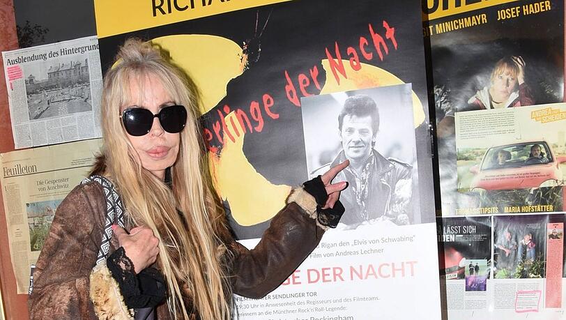 "Ich vermisse ihn jeden Tag, jede Sekunde, immer": Monika Riede, langjährige Lebensgefährtin von Richard Rigan, vor dem Filmplakat mit einem Porträt von ihrem "Ritchie" im Sendlinger Tor Kino.