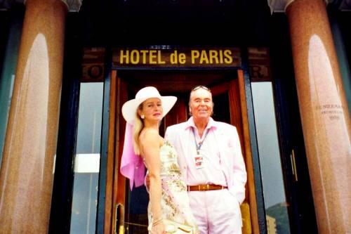 Christina und Hans-Hermann Weyer vor dem Hotel de Paris in Monaco - hier lernten sie Gigolo Helg Sgarbi kennen.