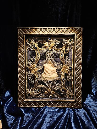 Auch diese Piet&aacute;, eine Klosterarbeit mit Wachsbild, ist in der Ausstellung zu sehen.