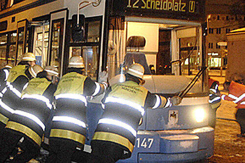 Bereits im Dezember 2009 entgleiste am Romanplatz eine Tram.