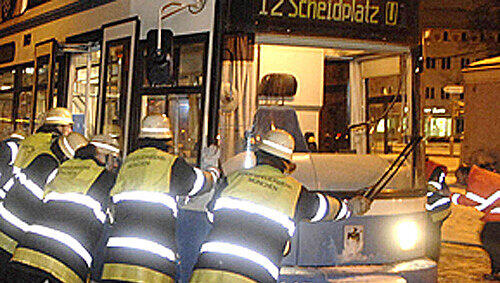 Bereits im Dezember 2009 entgleiste am Romanplatz eine Tram. Bereits im Dezember 2009 entgleiste am Romanplatz eine Tram.