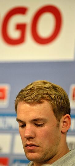 Manuel Neuer mit feuchten Augen bei der Pressekonferenz. Die Bilder.